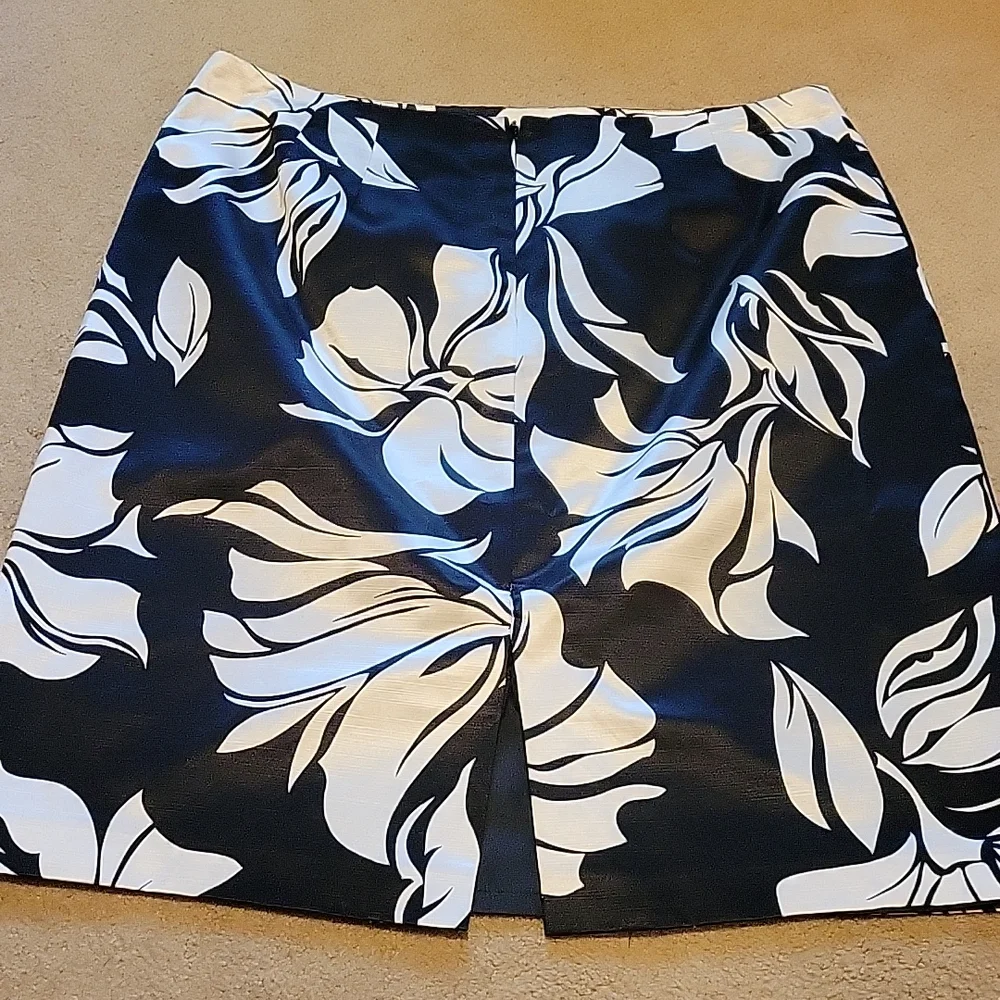 Birch Hill Floral Skirt 14 Black White